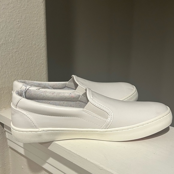 Cat and Jack Slip-On White Colby Sneakers for Kids Youth Size 6 NWT - Picture 3 of 10